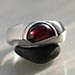 HR Silber-Granat: Freie Ringform, kantig und doch schmiegsam, hergestellt im Sandgußverfahren aus 925er Silber mit rotem Granat. Maß 60